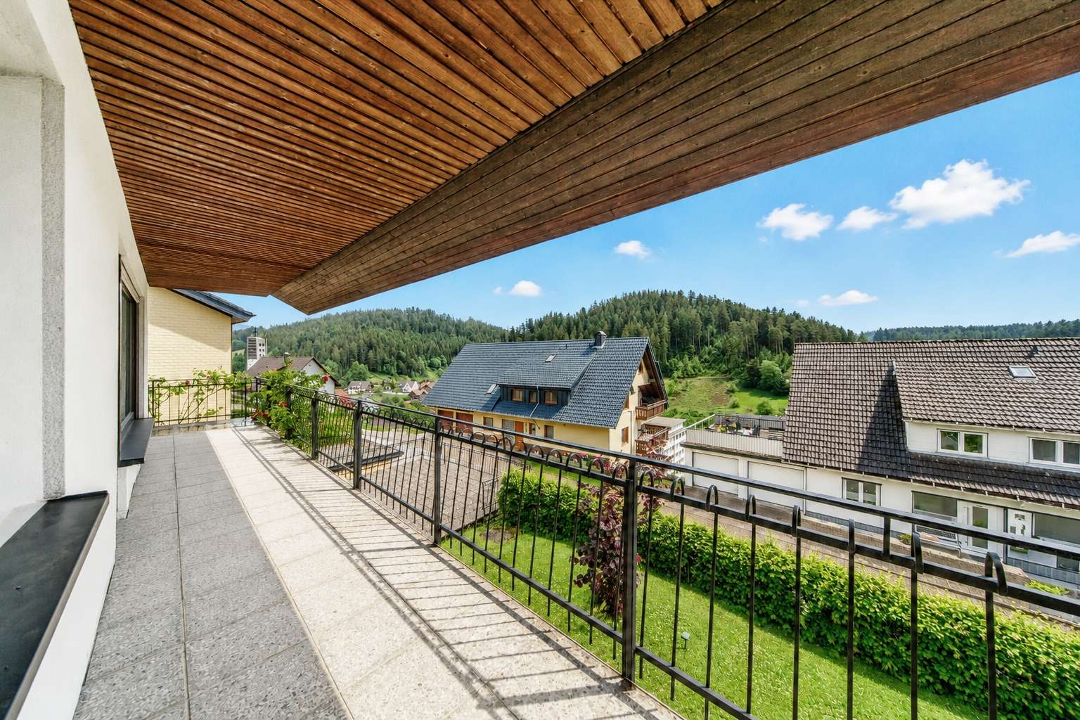 großer überdachter Balkon
