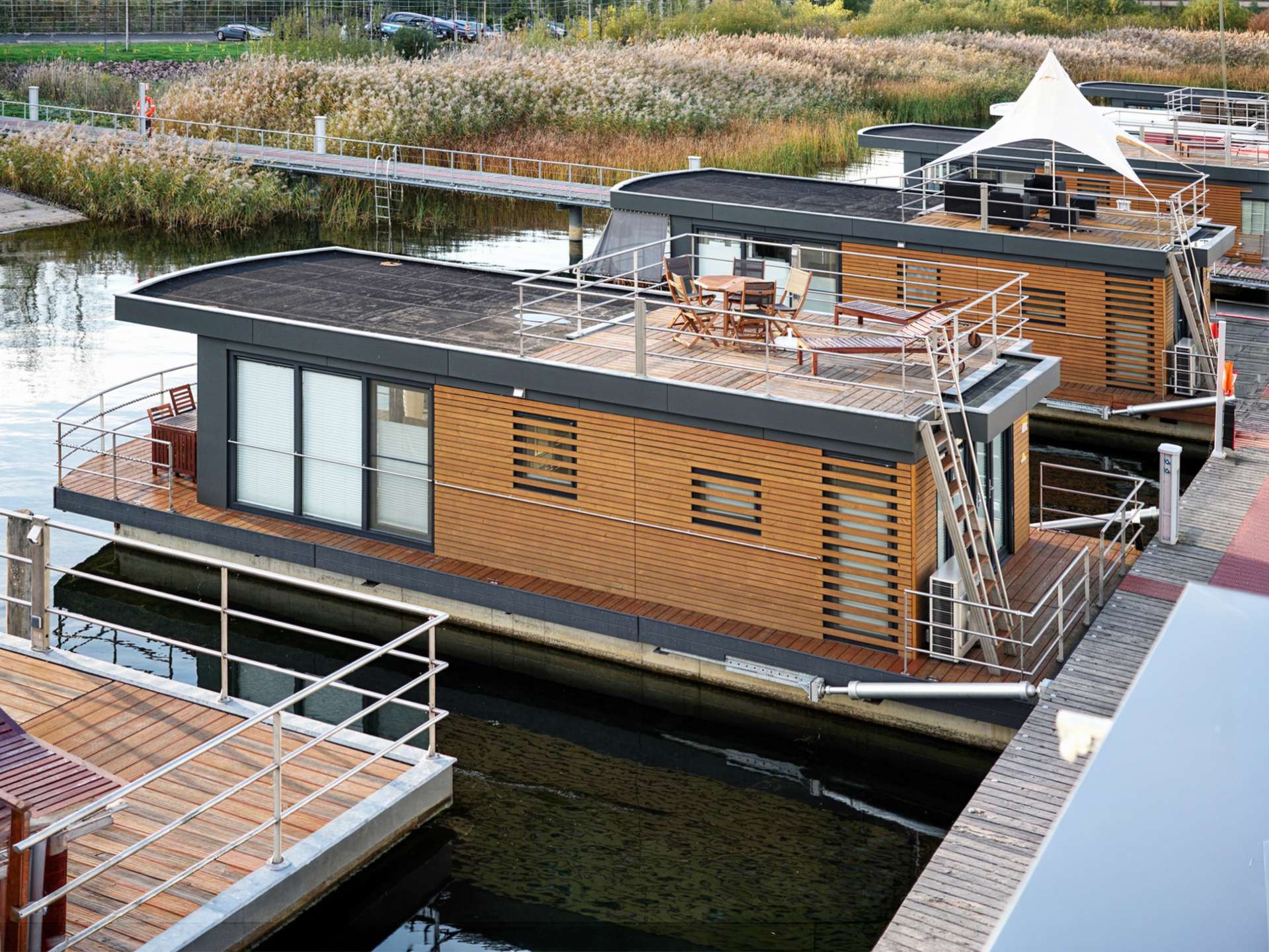 Außenansicht kleines Hausboot