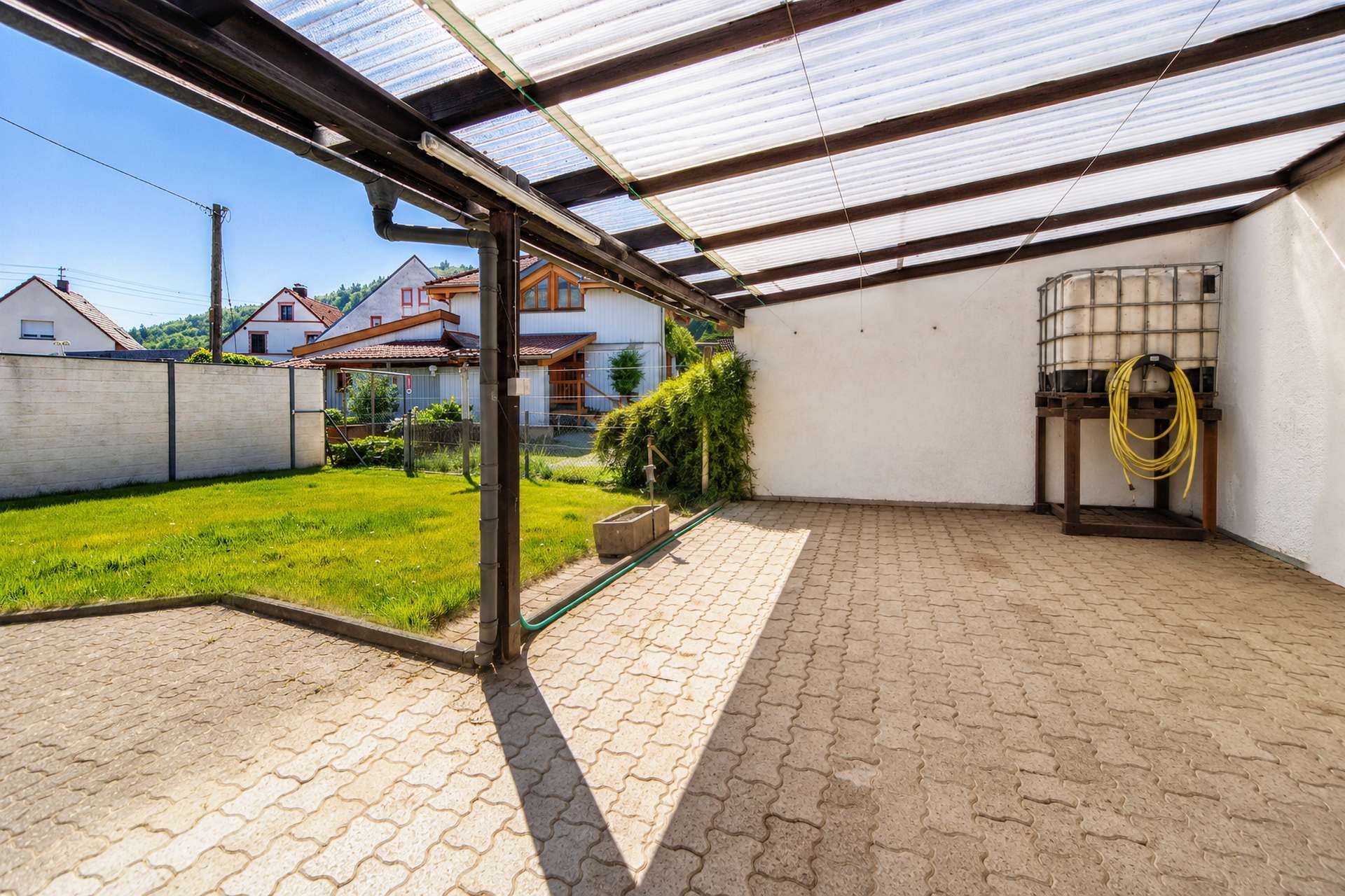 Garten mit überdachte Terrasse original